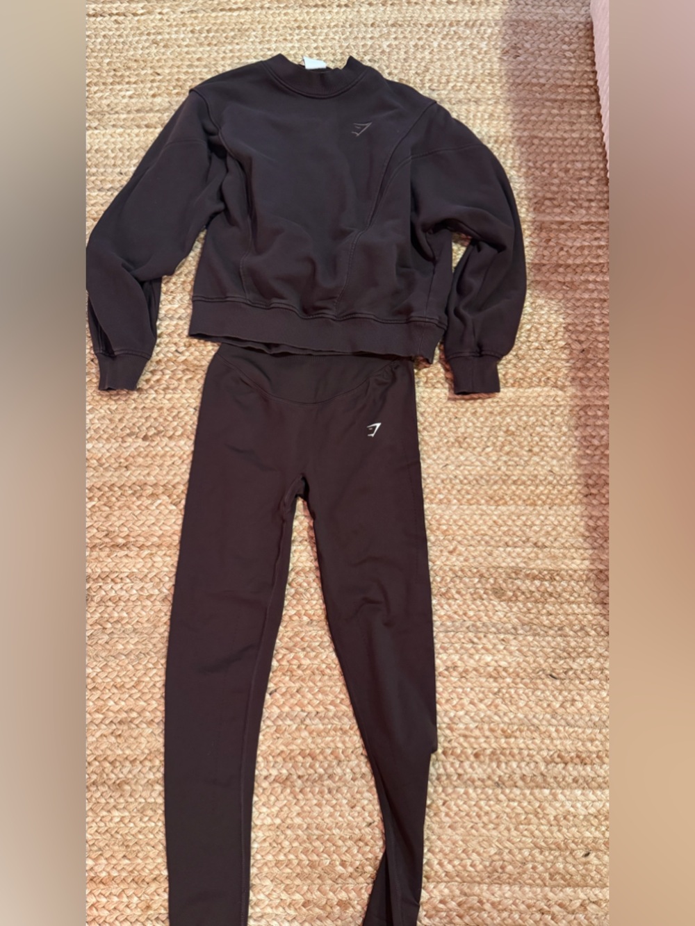 Bundle: Brown Gymshark set + 2 Sports Bra
Size Small